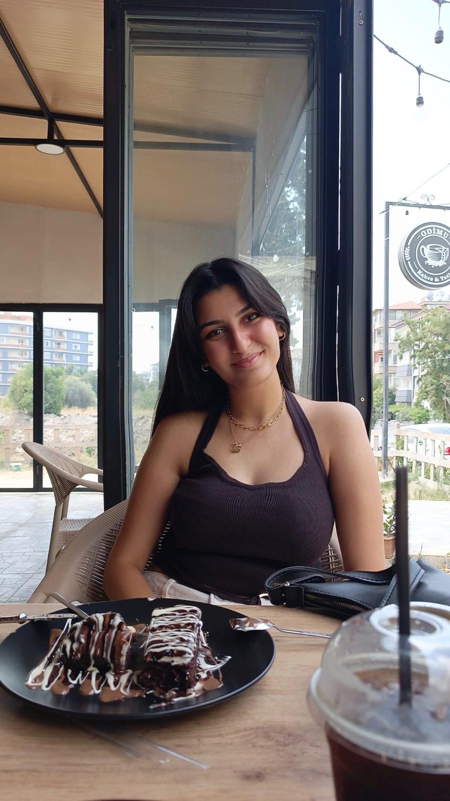 Üniversiteli Ders Veriyor Eylül Derya Bahçecioğlu 