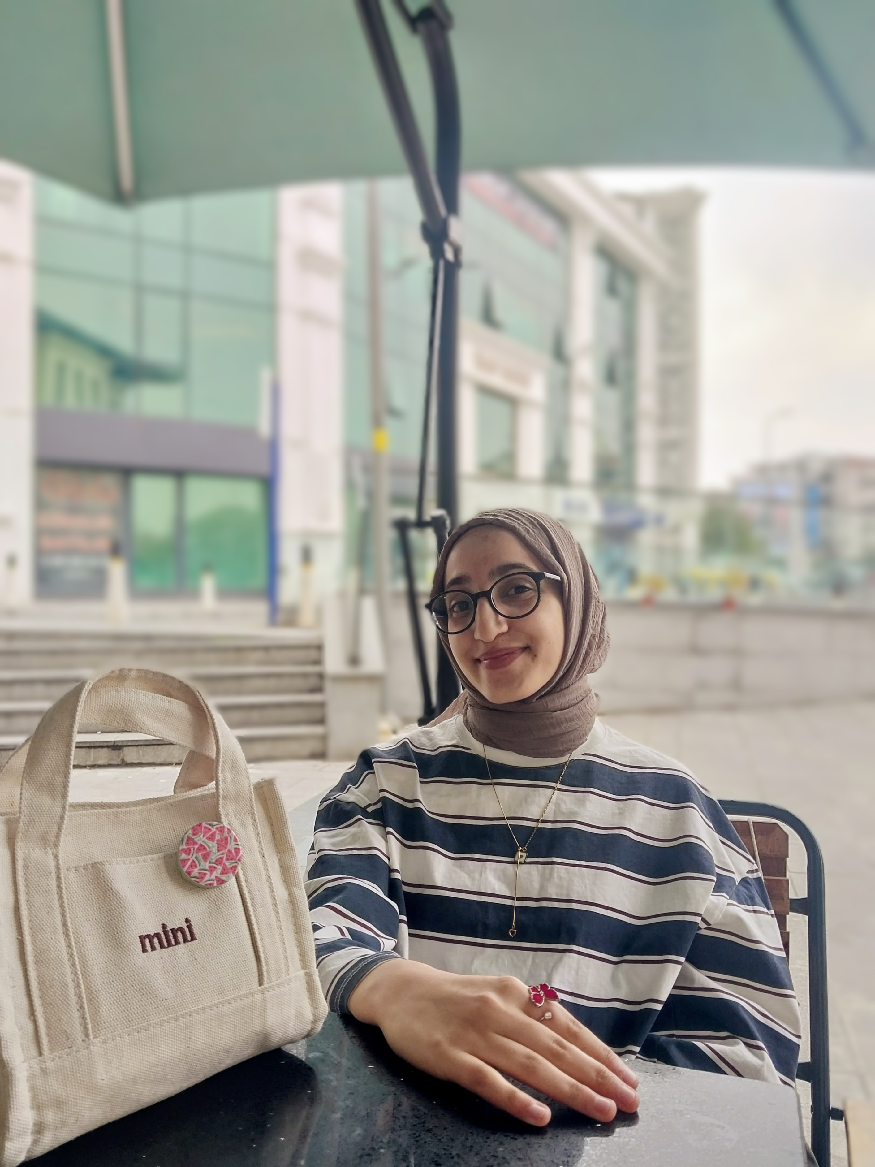 Üniversiteli Ders Veriyor Amine Bağra 