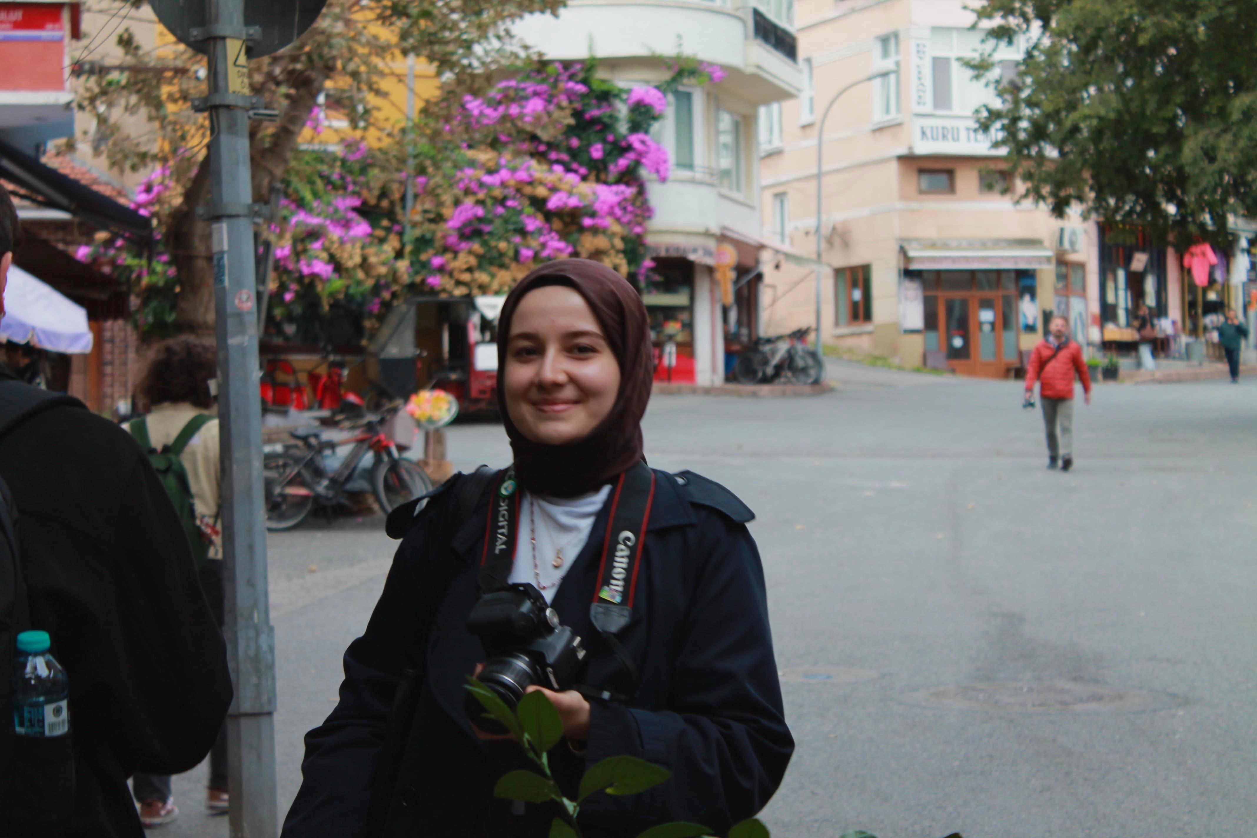 Üniversiteli Ders Veriyor İrem Ünlüer 