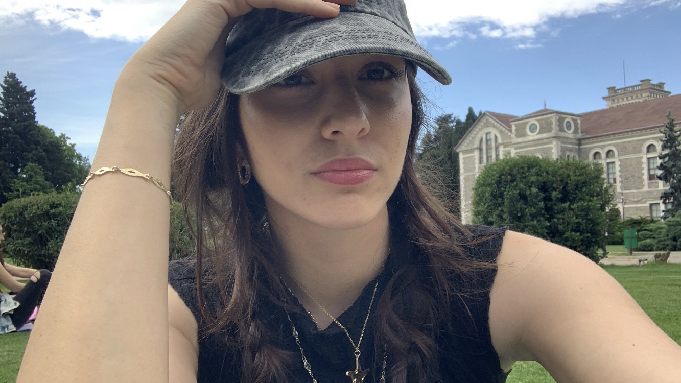 Üniversiteli Ders Veriyor Zeynep Alemdar 