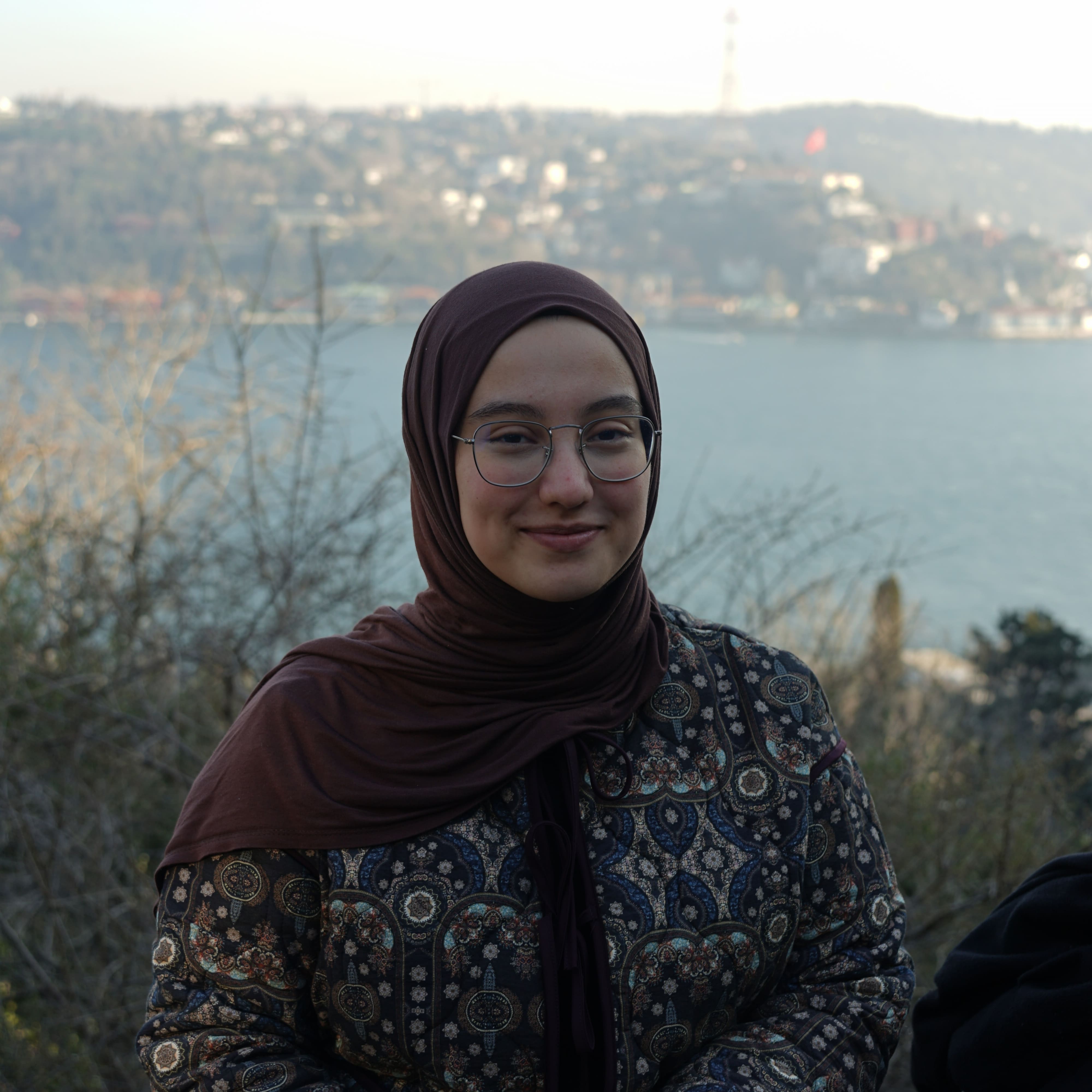 Üniversiteli Ders Veriyor Ceren Senem Kuşcu 